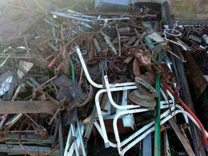 Gvozdeni ramovi i otpadno gvožđe na smetlištu