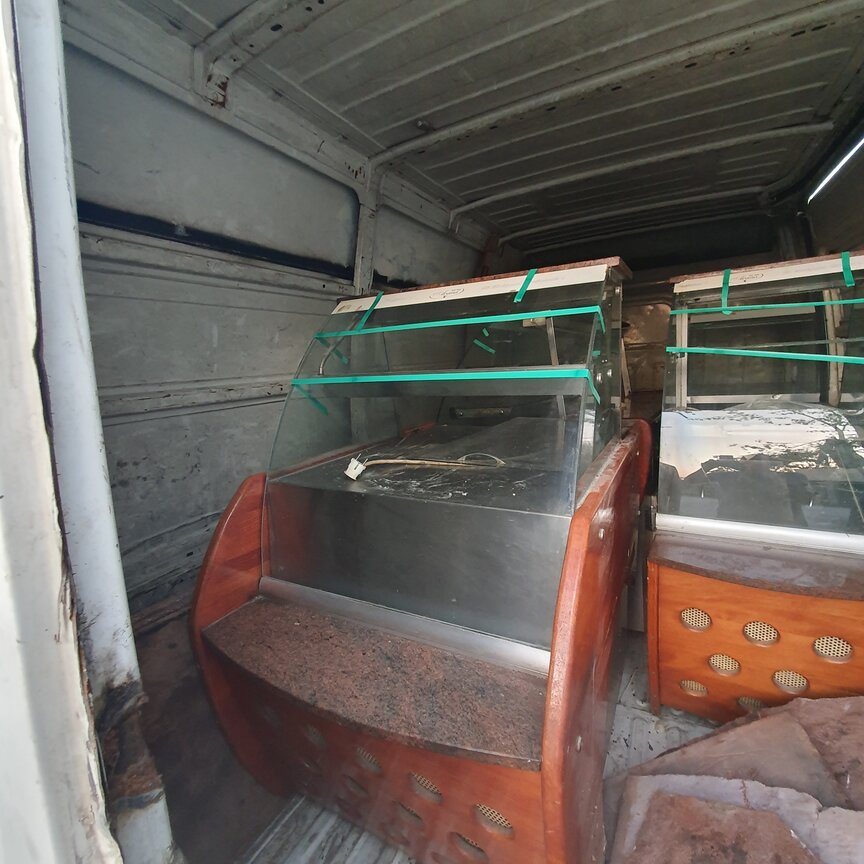 Rashladne vitrine natovarene u kombi