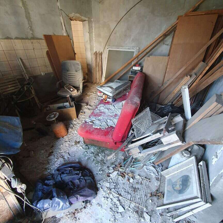 Čišćenje sobe od starog nameštaja i otpada