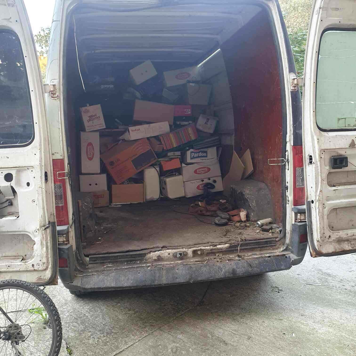 Kombi natovaren sa otpadom i smećem