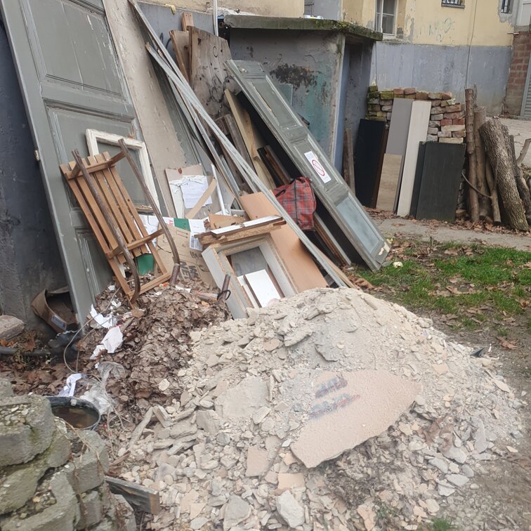 Šut i smeće spremni za odnošenje iz dvorišta