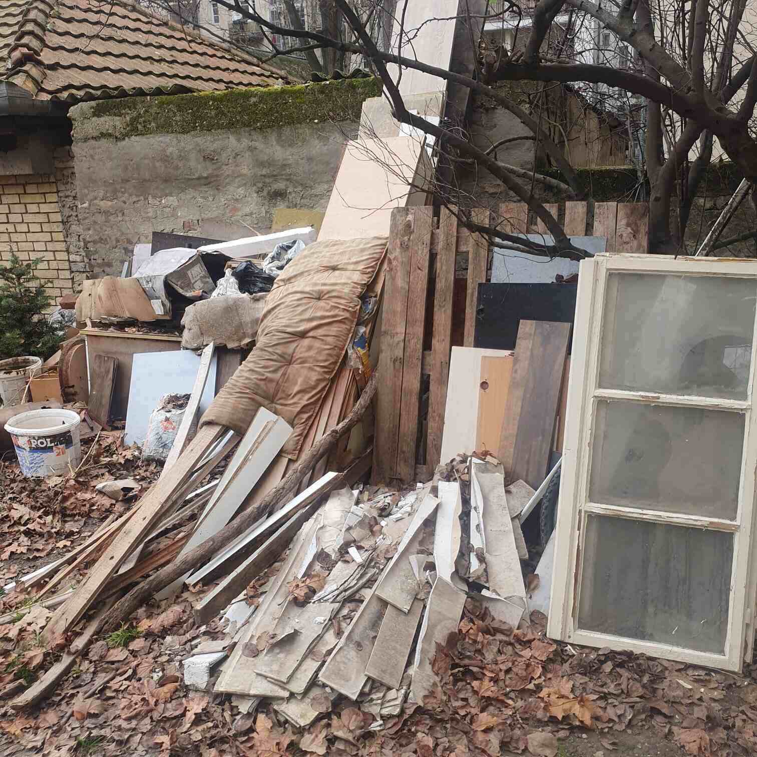 Šut,smeće i stari prozori naslagani u dvorištu