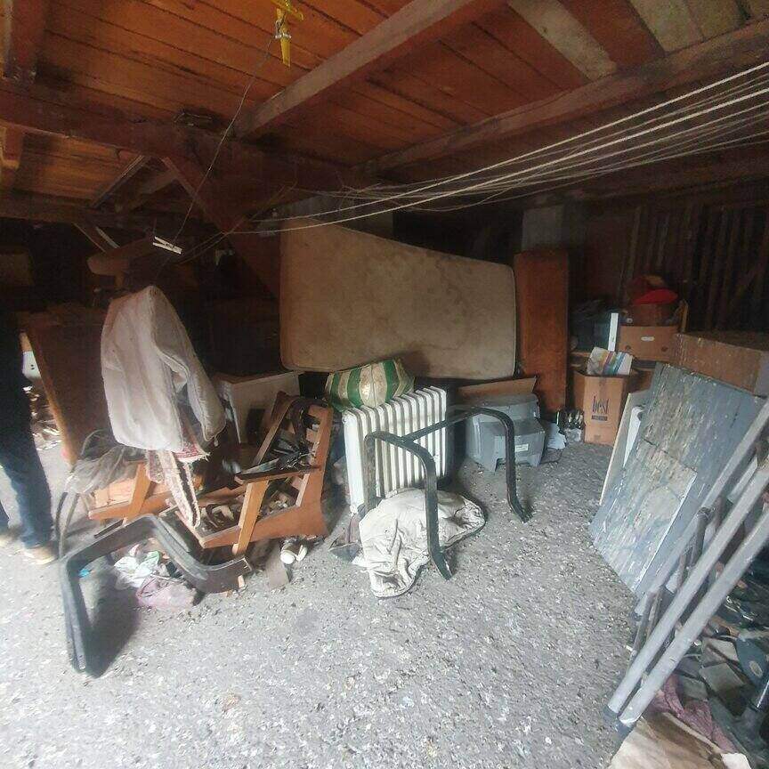 Stari nameštaj i smeće na tavanu